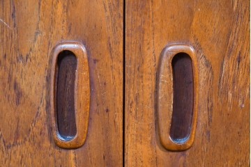 イギリスヴィンテージ　激レア　Hunters of Derby(ハンターズ オブ ダービー)　チーク材　希少な湾曲デザインがお洒落な両面使いのカクテルキャビネット　(R-085267)