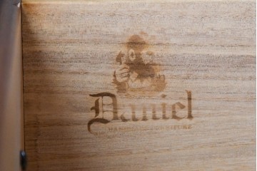 中古　横浜クラシック家具　ダニエル(Daniel)　Etranger(エトランジェ)　内部桐材　E-105　多段構成が魅力のチェスト　(R-085268)