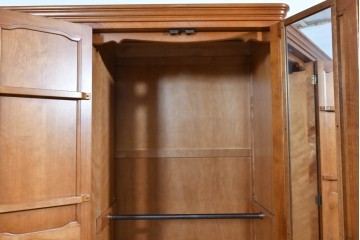 中古　美品　横浜クラシック家具 ダニエル(Daniel)　Etranger(エトランジェ)　E-101　優美なフレーム装飾が映えるワードローブ　定価約140万円相当　(R-085269)