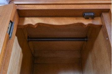 中古　美品　横浜クラシック家具 ダニエル(Daniel)　Etranger(エトランジェ)　E-101　優美なフレーム装飾が映えるワードローブ　定価約140万円相当　(R-085269)