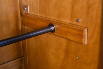 中古　美品　横浜クラシック家具 ダニエル(Daniel)　Etranger(エトランジェ)　E-101　優美なフレーム装飾が映えるワードローブ　定価約140万円相当　(R-085269)