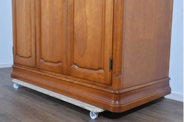 中古　美品　横浜クラシック家具 ダニエル(Daniel)　Etranger(エトランジェ)　E-101　優美なフレーム装飾が映えるワードローブ　定価約140万円相当　(R-085269)