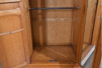 中古　美品　横浜クラシック家具 ダニエル(Daniel)　Etranger(エトランジェ)　E-101　優美なフレーム装飾が映えるワードローブ　定価約140万円相当　(R-085269)