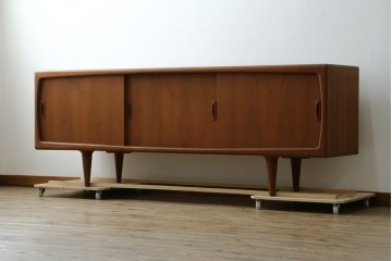 デンマークヴィンテージ　H.P. Hansen(H.P.ハンセン)　チーク材　柔らかな曲線が美しいサイドボード　(R-085270)