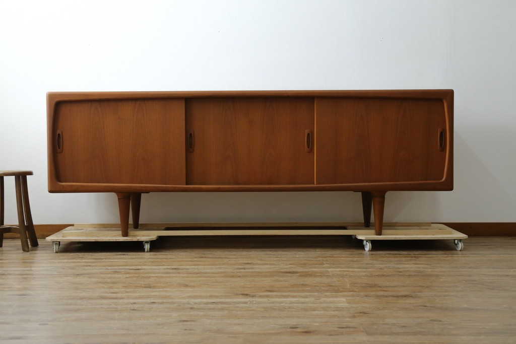デンマークヴィンテージ　H.P. Hansen(H.P.ハンセン)　チーク材　柔らかな曲線が美しいサイドボード　(R-085270)