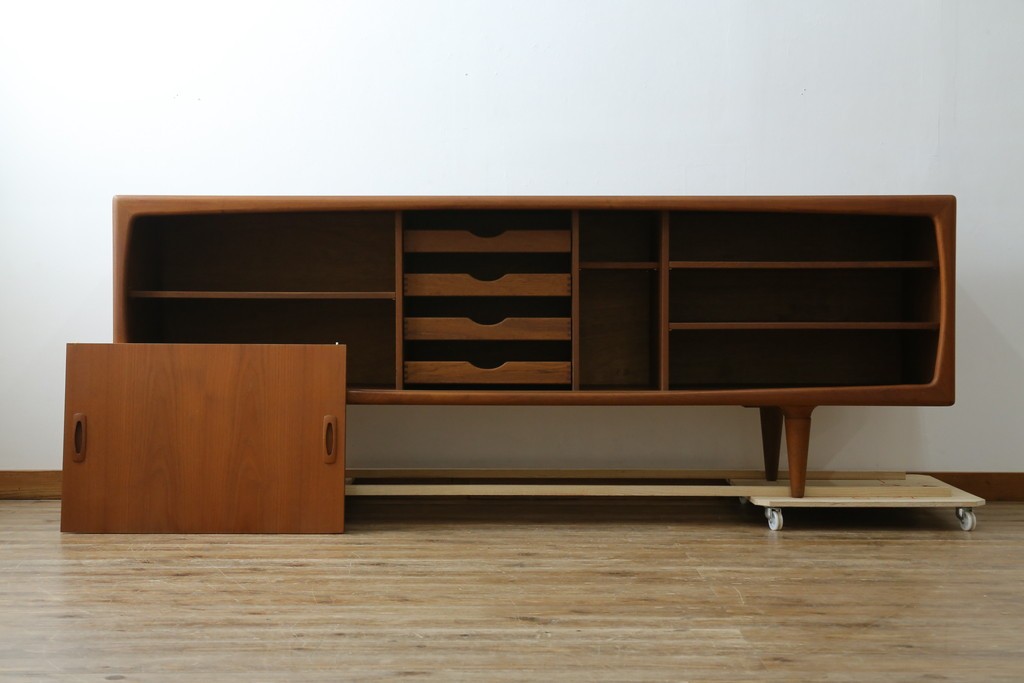 デンマークヴィンテージ　H.P. Hansen(H.P.ハンセン)　チーク材　柔らかな曲線が美しいサイドボード　(R-085270)