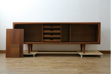 デンマークヴィンテージ　H.P. Hansen(H.P.ハンセン)　チーク材　柔らかな曲線が美しいサイドボード　(R-085270)