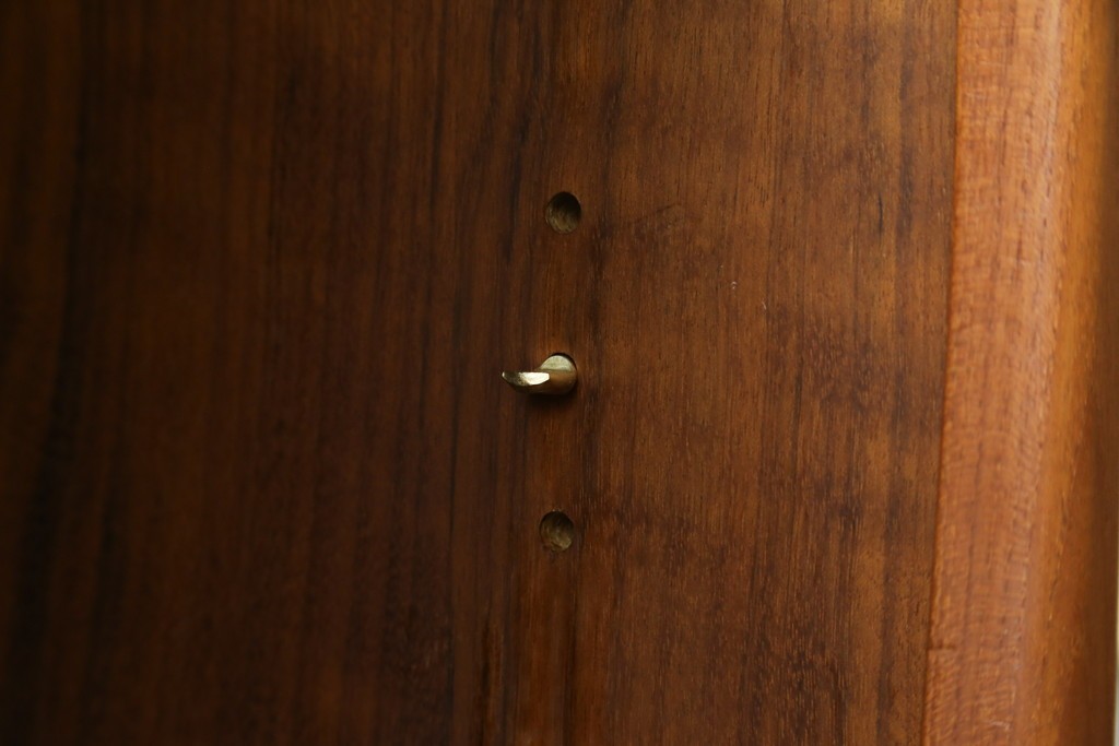 デンマークヴィンテージ　H.P. Hansen(H.P.ハンセン)　チーク材　柔らかな曲線が美しいサイドボード　(R-085270)