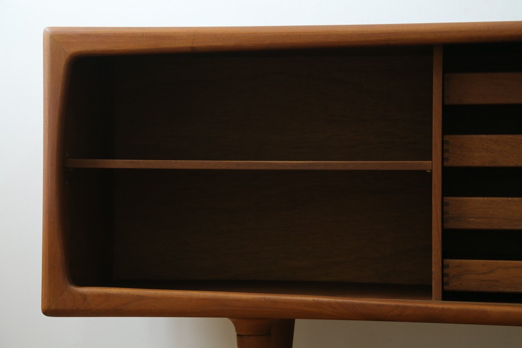 デンマークヴィンテージ　H.P. Hansen(H.P.ハンセン)　チーク材　柔らかな曲線が美しいサイドボード　(R-085270)