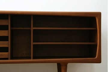 デンマークヴィンテージ　H.P. Hansen(H.P.ハンセン)　チーク材　柔らかな曲線が美しいサイドボード　(R-085270)