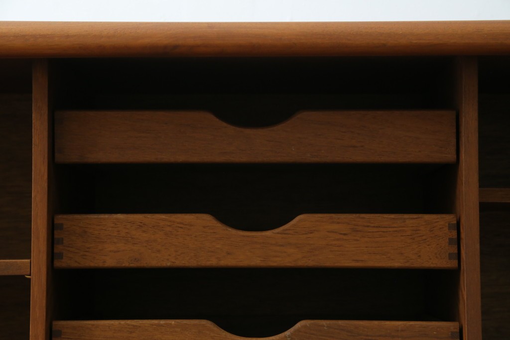 デンマークヴィンテージ　H.P. Hansen(H.P.ハンセン)　チーク材　柔らかな曲線が美しいサイドボード　(R-085270)