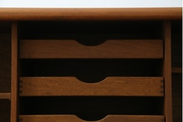 デンマークヴィンテージ　H.P. Hansen(H.P.ハンセン)　チーク材　柔らかな曲線が美しいサイドボード　(R-085270)