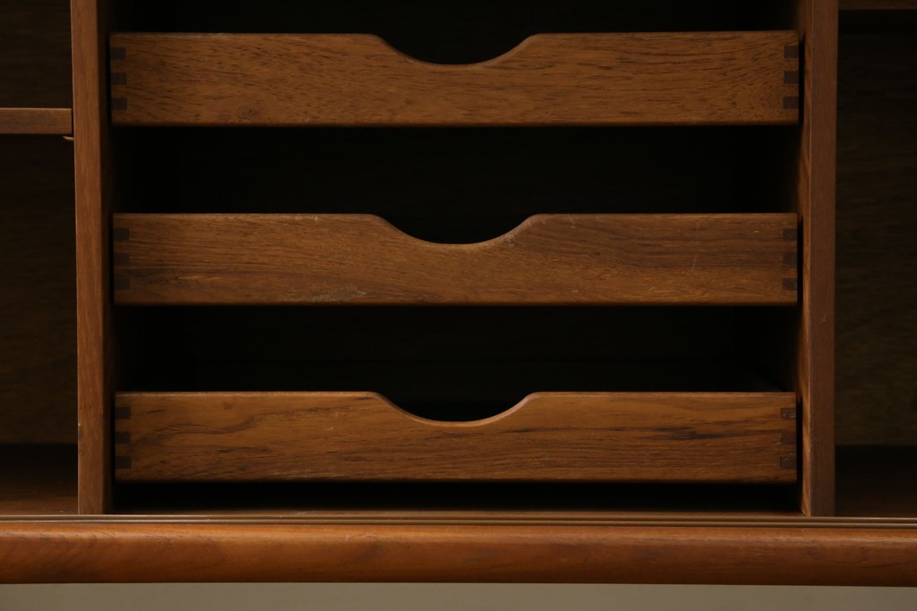 デンマークヴィンテージ　H.P. Hansen(H.P.ハンセン)　チーク材　柔らかな曲線が美しいサイドボード　(R-085270)