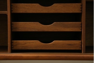 デンマークヴィンテージ　H.P. Hansen(H.P.ハンセン)　チーク材　柔らかな曲線が美しいサイドボード　(R-085270)