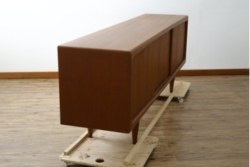 デンマークヴィンテージ　H.P. Hansen(H.P.ハンセン)　チーク材　柔らかな曲線が美しいサイドボード　(R-085270)