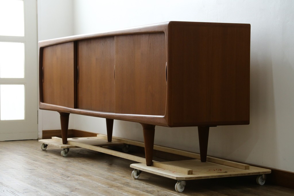 デンマークヴィンテージ　H.P. Hansen(H.P.ハンセン)　チーク材　柔らかな曲線が美しいサイドボード　(R-085270)