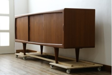 デンマークヴィンテージ　H.P. Hansen(H.P.ハンセン)　チーク材　柔らかな曲線が美しいサイドボード　(R-085270)