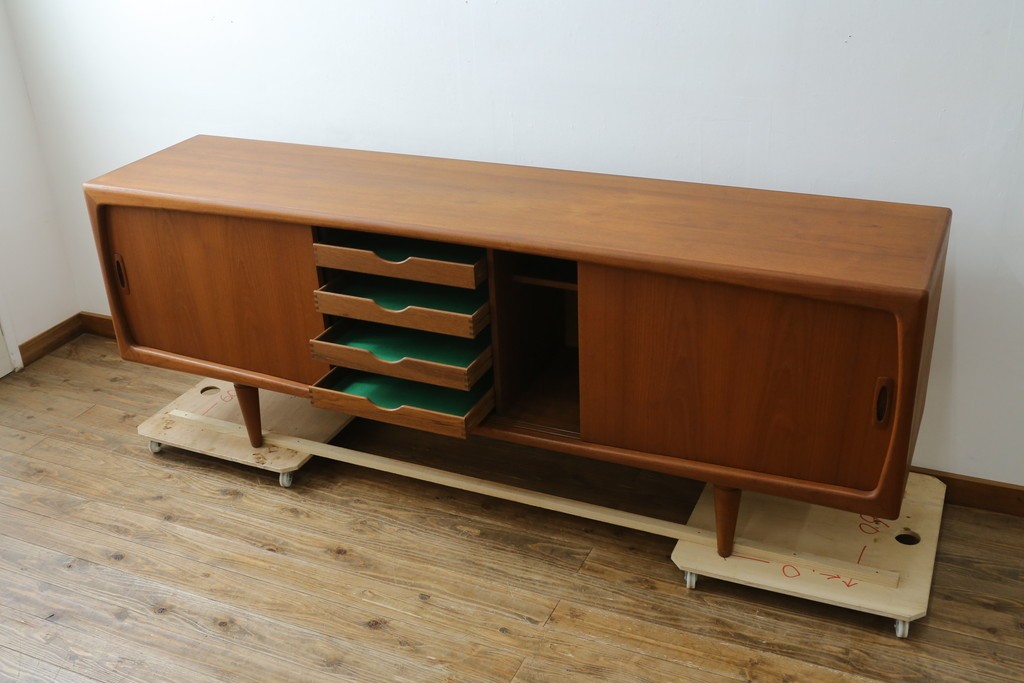 デンマークヴィンテージ　H.P. Hansen(H.P.ハンセン)　チーク材　柔らかな曲線が美しいサイドボード　(R-085270)