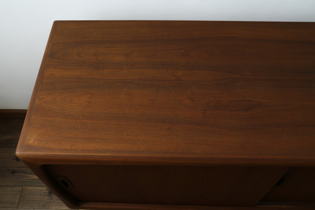 デンマークヴィンテージ　H.P. Hansen(H.P.ハンセン)　チーク材　柔らかな曲線が美しいサイドボード　(R-085270)