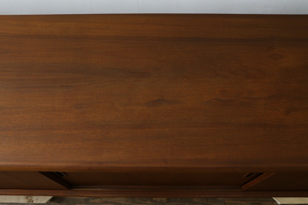 デンマークヴィンテージ　H.P. Hansen(H.P.ハンセン)　チーク材　柔らかな曲線が美しいサイドボード　(R-085270)