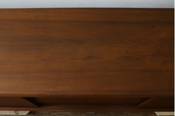 デンマークヴィンテージ　H.P. Hansen(H.P.ハンセン)　チーク材　柔らかな曲線が美しいサイドボード　(R-085270)