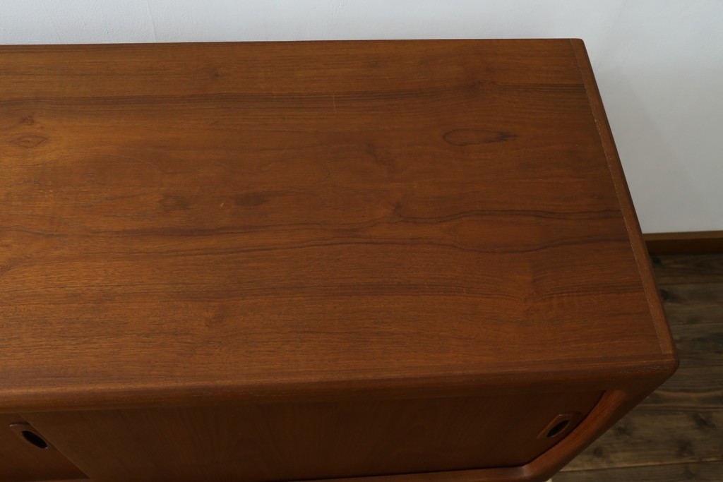 デンマークヴィンテージ　H.P. Hansen(H.P.ハンセン)　チーク材　柔らかな曲線が美しいサイドボード　(R-085270)