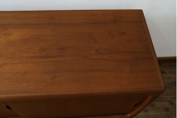 デンマークヴィンテージ　H.P. Hansen(H.P.ハンセン)　チーク材　柔らかな曲線が美しいサイドボード　(R-085270)