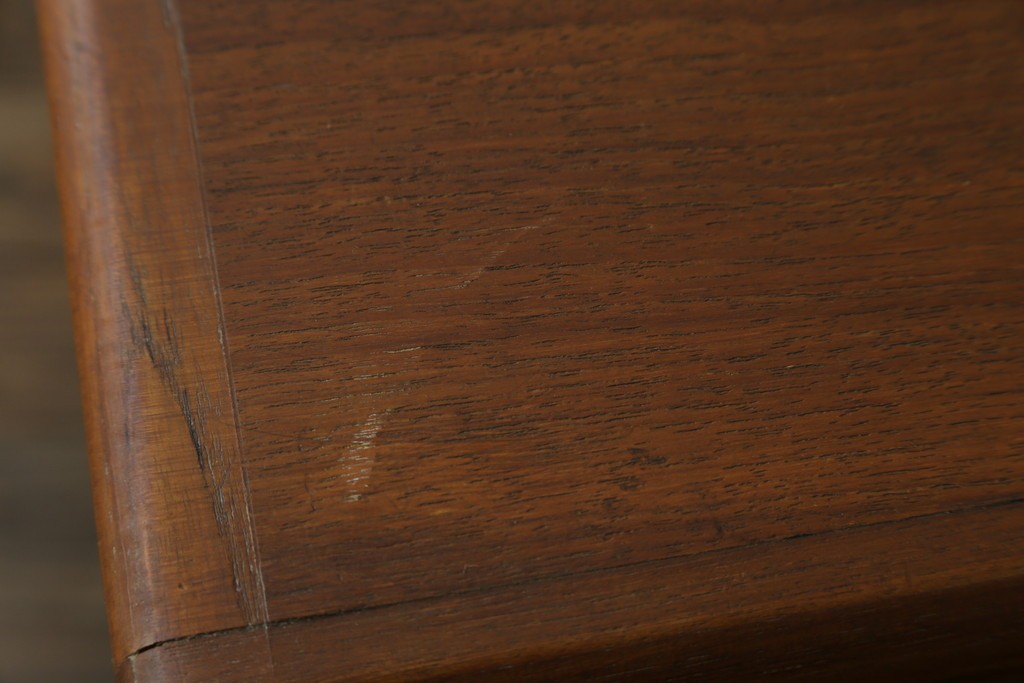 デンマークヴィンテージ　H.P. Hansen(H.P.ハンセン)　チーク材　柔らかな曲線が美しいサイドボード　(R-085270)