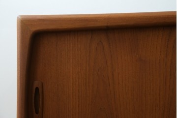 デンマークヴィンテージ　H.P. Hansen(H.P.ハンセン)　チーク材　柔らかな曲線が美しいサイドボード　(R-085270)