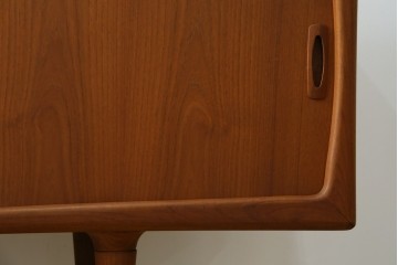 デンマークヴィンテージ　H.P. Hansen(H.P.ハンセン)　チーク材　柔らかな曲線が美しいサイドボード　(R-085270)