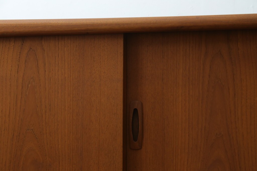 デンマークヴィンテージ　H.P. Hansen(H.P.ハンセン)　チーク材　柔らかな曲線が美しいサイドボード　(R-085270)