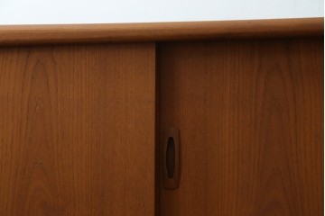 デンマークヴィンテージ　H.P. Hansen(H.P.ハンセン)　チーク材　柔らかな曲線が美しいサイドボード　(R-085270)