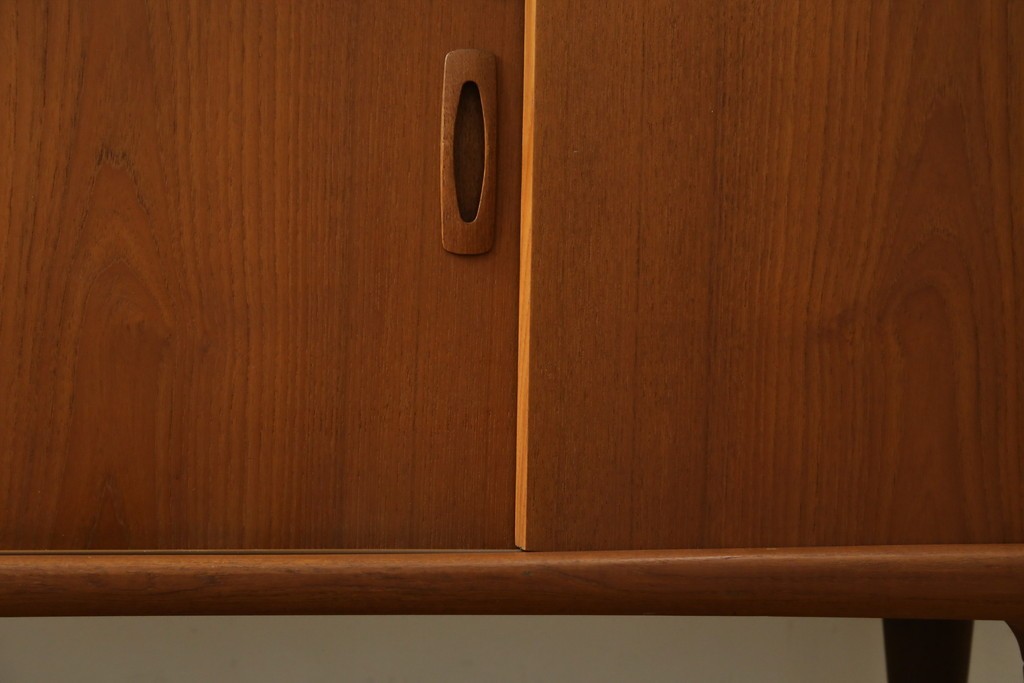 デンマークヴィンテージ　H.P. Hansen(H.P.ハンセン)　チーク材　柔らかな曲線が美しいサイドボード　(R-085270)