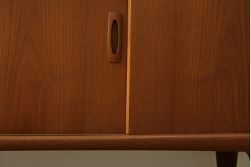 デンマークヴィンテージ　H.P. Hansen(H.P.ハンセン)　チーク材　柔らかな曲線が美しいサイドボード　(R-085270)