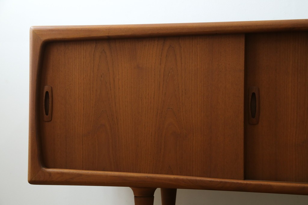 デンマークヴィンテージ　H.P. Hansen(H.P.ハンセン)　チーク材　柔らかな曲線が美しいサイドボード　(R-085270)