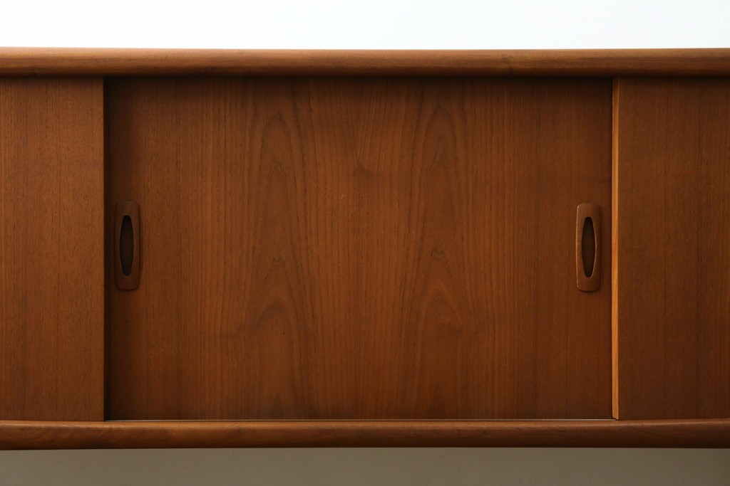 デンマークヴィンテージ　H.P. Hansen(H.P.ハンセン)　チーク材　柔らかな曲線が美しいサイドボード　(R-085270)