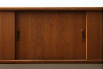 デンマークヴィンテージ　H.P. Hansen(H.P.ハンセン)　チーク材　柔らかな曲線が美しいサイドボード　(R-085270)