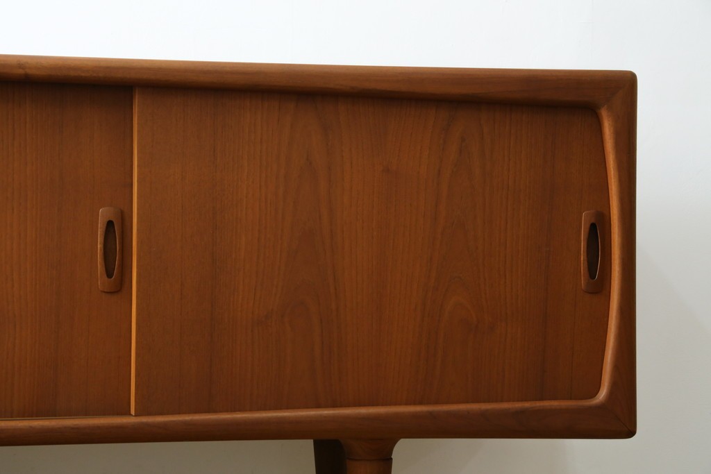 デンマークヴィンテージ　H.P. Hansen(H.P.ハンセン)　チーク材　柔らかな曲線が美しいサイドボード　(R-085270)