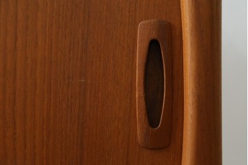 デンマークヴィンテージ　H.P. Hansen(H.P.ハンセン)　チーク材　柔らかな曲線が美しいサイドボード　(R-085270)