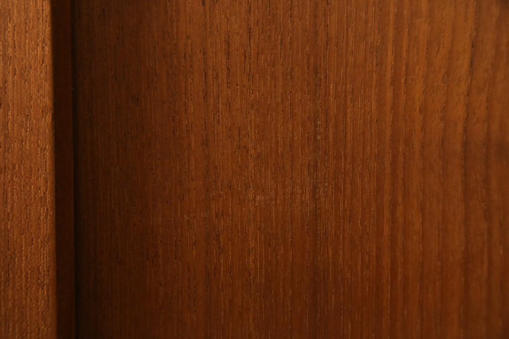 デンマークヴィンテージ　H.P. Hansen(H.P.ハンセン)　チーク材　柔らかな曲線が美しいサイドボード　(R-085270)