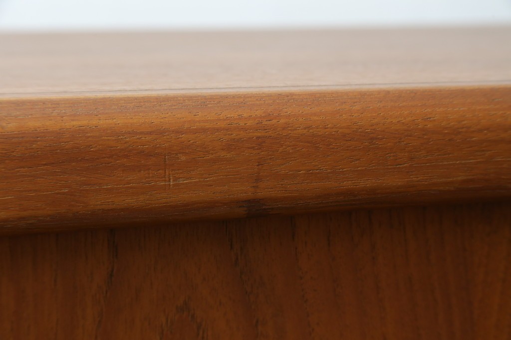 デンマークヴィンテージ　H.P. Hansen(H.P.ハンセン)　チーク材　柔らかな曲線が美しいサイドボード　(R-085270)