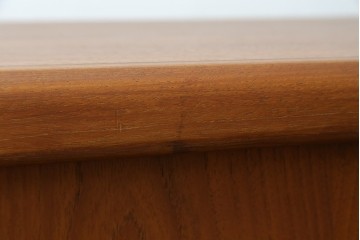 デンマークヴィンテージ　H.P. Hansen(H.P.ハンセン)　チーク材　柔らかな曲線が美しいサイドボード　(R-085270)