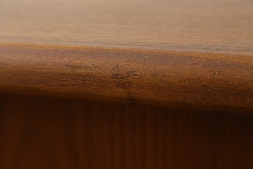 デンマークヴィンテージ　H.P. Hansen(H.P.ハンセン)　チーク材　柔らかな曲線が美しいサイドボード　(R-085270)