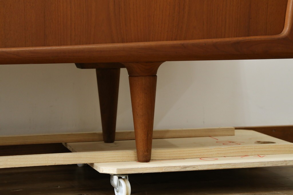 デンマークヴィンテージ　H.P. Hansen(H.P.ハンセン)　チーク材　柔らかな曲線が美しいサイドボード　(R-085270)