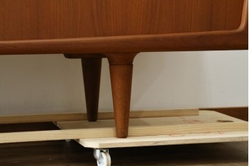 デンマークヴィンテージ　H.P. Hansen(H.P.ハンセン)　チーク材　柔らかな曲線が美しいサイドボード　(R-085270)