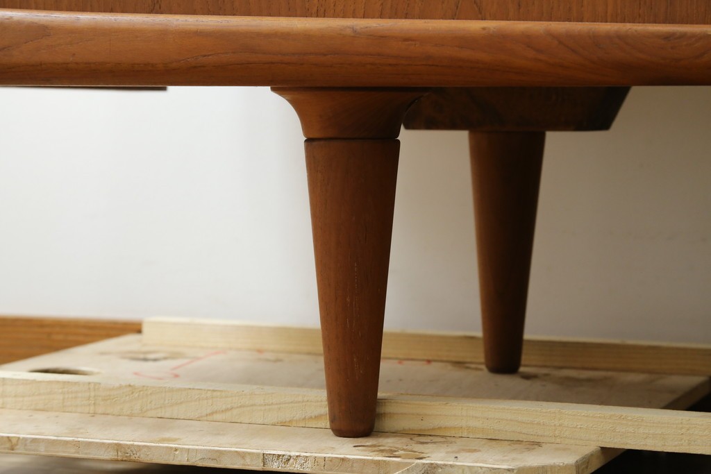 デンマークヴィンテージ　H.P. Hansen(H.P.ハンセン)　チーク材　柔らかな曲線が美しいサイドボード　(R-085270)