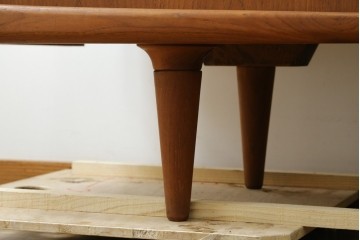 デンマークヴィンテージ　H.P. Hansen(H.P.ハンセン)　チーク材　柔らかな曲線が美しいサイドボード　(R-085270)