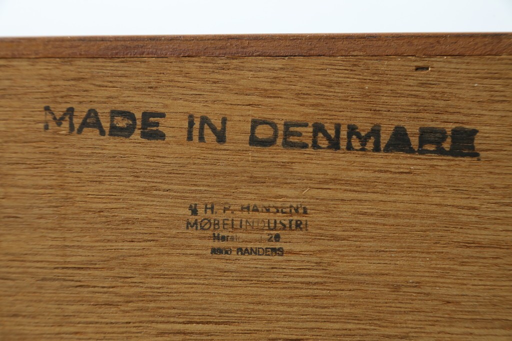 デンマークヴィンテージ　H.P. Hansen(H.P.ハンセン)　チーク材　柔らかな曲線が美しいサイドボード　(R-085270)