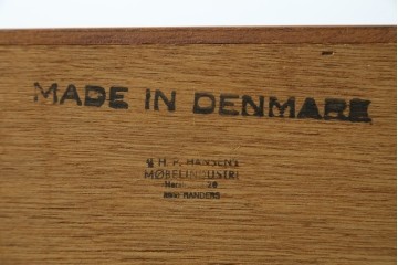 デンマークヴィンテージ　H.P. Hansen(H.P.ハンセン)　チーク材　柔らかな曲線が美しいサイドボード　(R-085270)