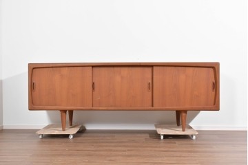 デンマークヴィンテージ　H.P. Hansen(H.P.ハンセン)　チーク材　柔らかな曲線が美しいサイドボード　(R-085270)